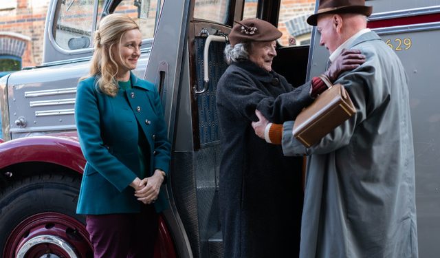 ‘Miracle Club’ Star Laura Linney On Rounding Out a Powerhouse Acting Trio